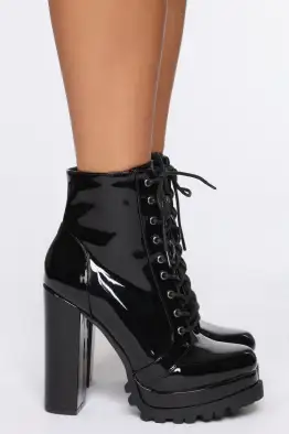 No Strings Attached Booties(Black Patent,5.5)