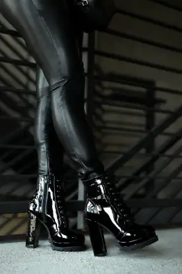 No Strings Attached Booties(Black Patent,5.5)